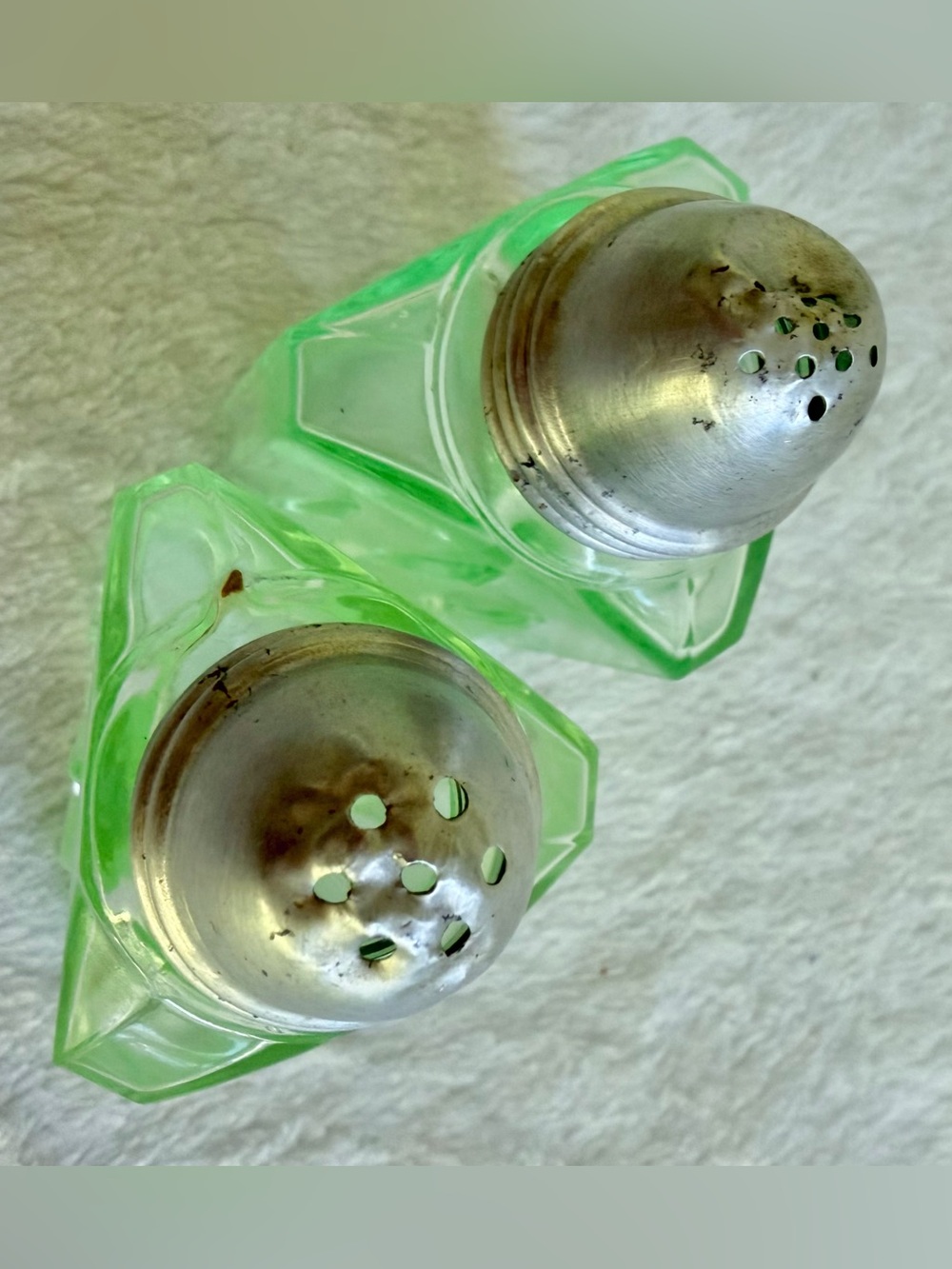Art Deco Uranium Glass Vaseline Green Salt & Pepper Shakers W/ Caddy Antique - Picture 14 of 15